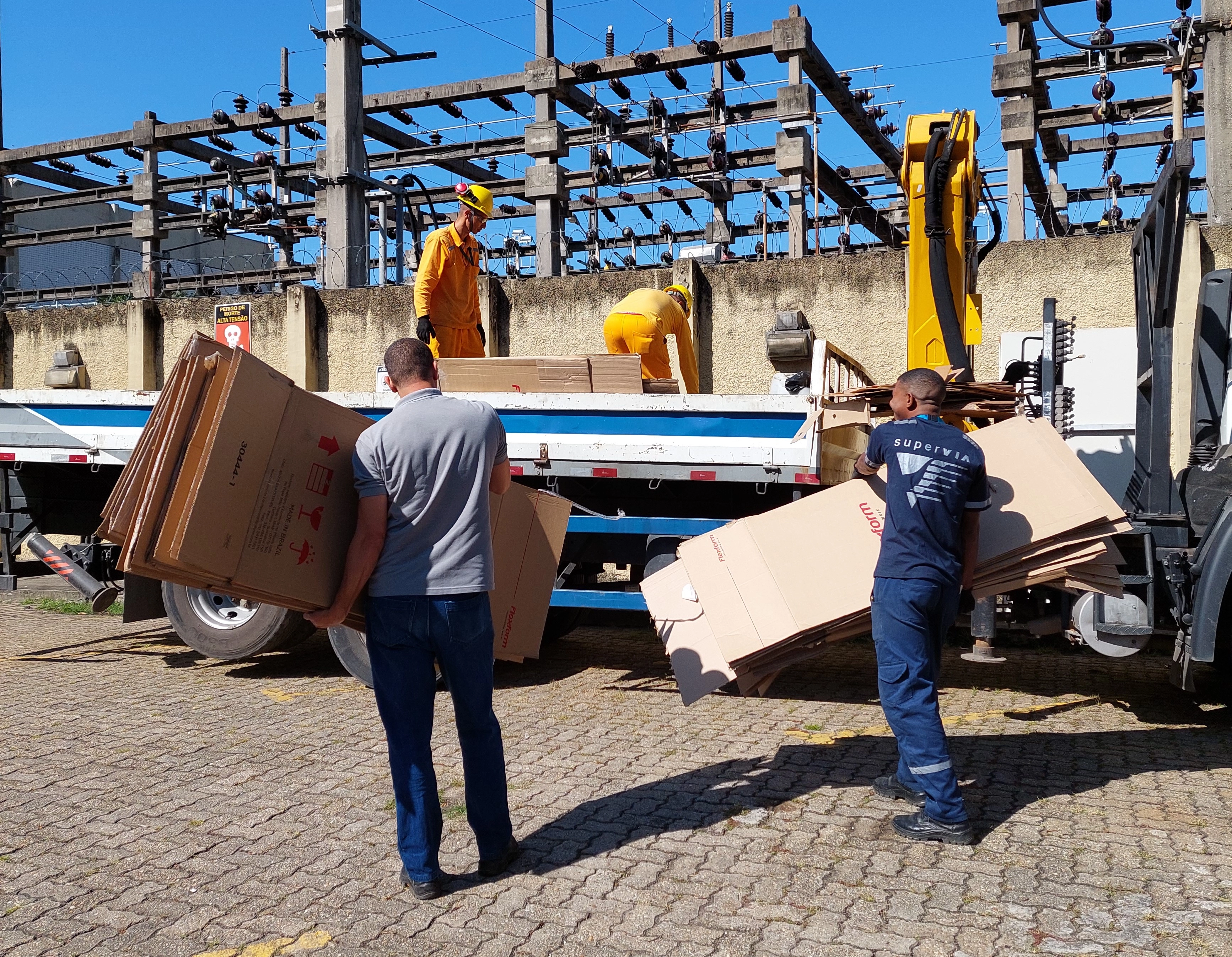 Funcionários da SuperVia preparam doação de papelão