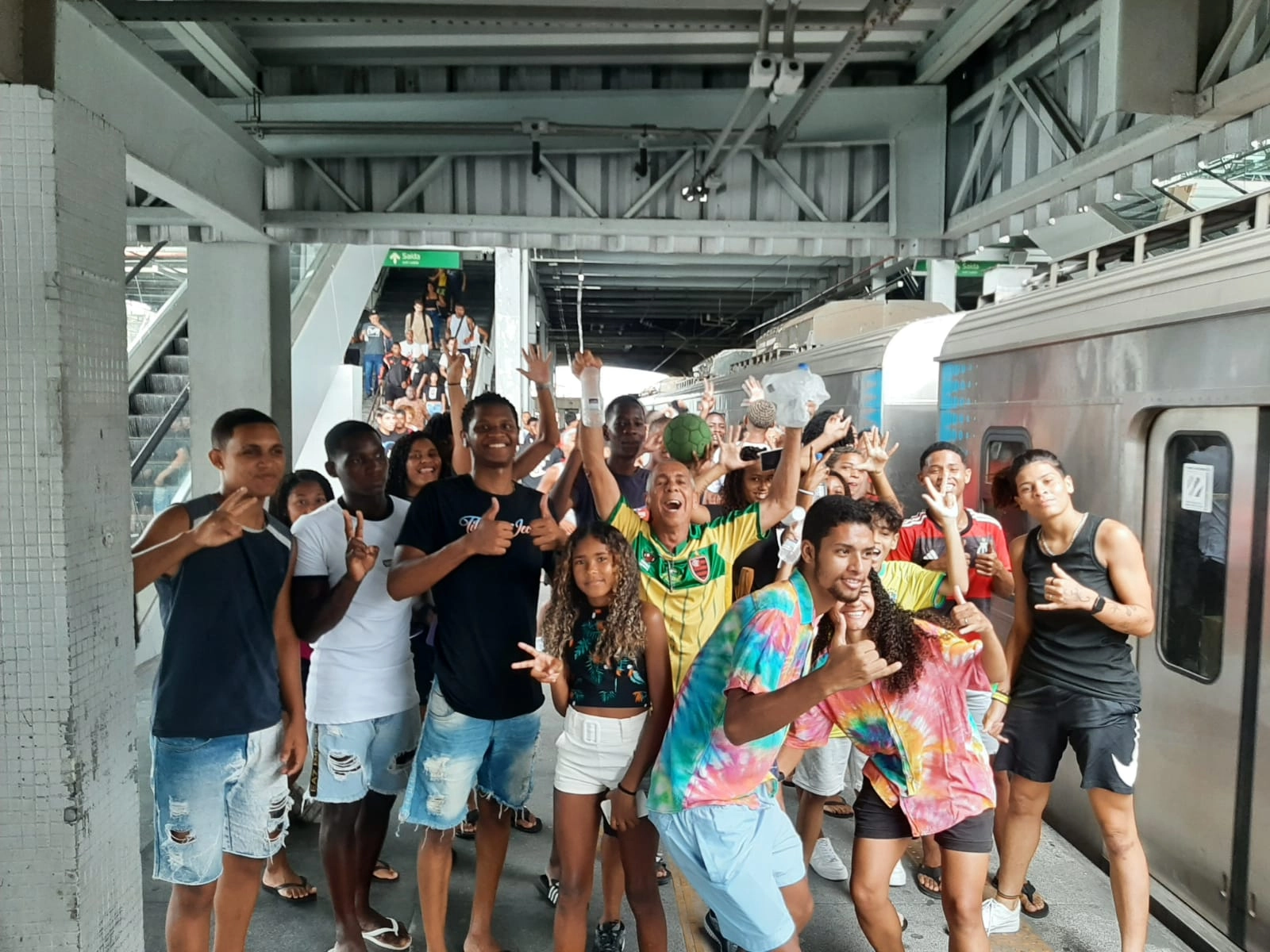 pessoas na estação de trem